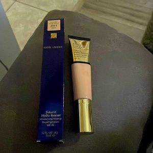 Estée Lauder foundation. Shade 2W1 Dawn.